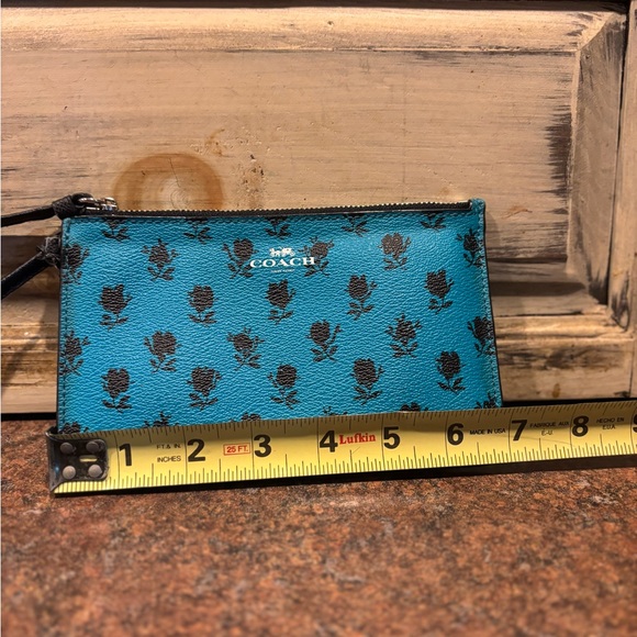 Gorgeous Coach wristlet - Picture 3 of 5